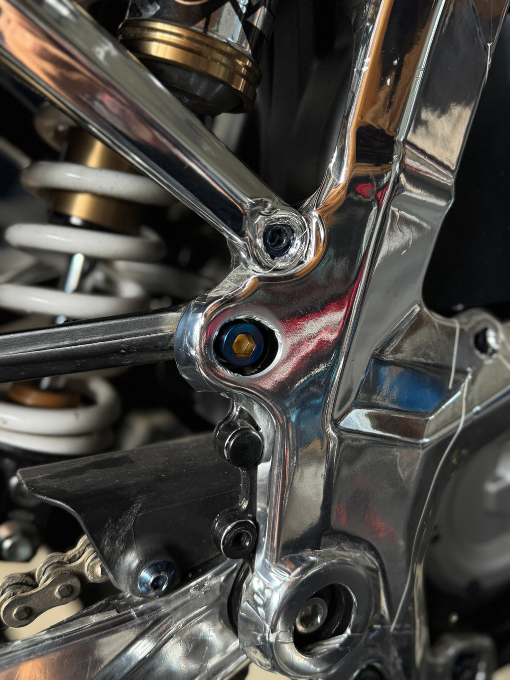 Triangle linkage bolt